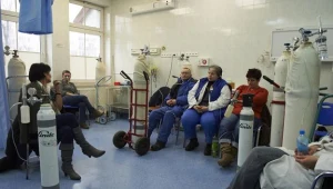 Zatruci pracownicy poddawani są w szpitalu tlenoterapii/fot. Adam Warżawa