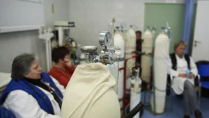 Pracownicy, którzy ulegli zatruciu tlenkiem węgla, poddawani są tlenoterapii/ fot. Adam Warżawa