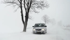  Samochód na zaśnieżonej drodze/fot. Darek Delmanowicz