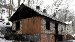 Spalony drewniany dom w Nowym Żmigrodzie na Podkarpaciu/fot. Darek Delmanowicz