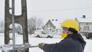 Energetycy usuwają awarię sieci w Jakubowie k. Mińska Mazowieckiego, fot. P. Piątkowski