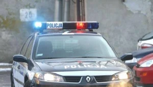 Mężczyzna podszedł do radiowozu i oddał się w ręce policjantów /fot. Zieliński