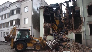 Strażacy kontrolują zniszczoną kamienicę przy ul. Krasińskiego w Słupsku /fot. Jan Dzban