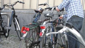 Rowery przed łódzkim urzędem, fot. Agnieszka Wyderka