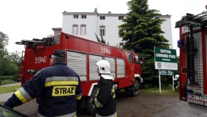 Straż pożarna przed budynkiem Szpitala Chorób Płuc w Orzeszu/fot. Andrzej Grygiel