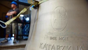 Na wieżę kościoła św. Katarzyny wciągnięto 50. dzwon carillonu