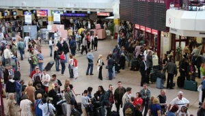 Grupa ponad 100 osób czeka na lot (zdjęcie ilustracyjne), fot. Włodzimierz Echeński