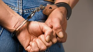 Właściciel domu został skuty kajdankami