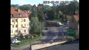 Do wypadku doszło przy  DK nr 46 w Kłodzku - zdjęcie z monitoringu.