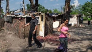 Maj 2013, około 30 Romów mieszka na koczowisku przy ul. Paprotnej/ fot. Maciej Kulczyński