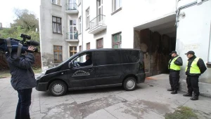 Policja i samochód zakładu pogrzebowego na miejscu zdarzenia /fot. Grzegorz Michałowski