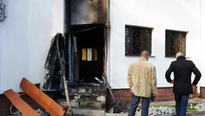 Policja i prokuratura na miejscu pożaru, który wybuchł nad ranem. Fot. Adam Warżawa