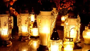 Znicze na grobach Mieszka i Chrobrego