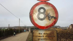 Zniszczone zabudowania i dobytek na terenie strefy zamkniętej/ fot. Tomasz Wojtasik