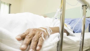 Niepełnosprawny mężczyzna trafił do szpitala po tym, jak wrzucono mu do domu petardę