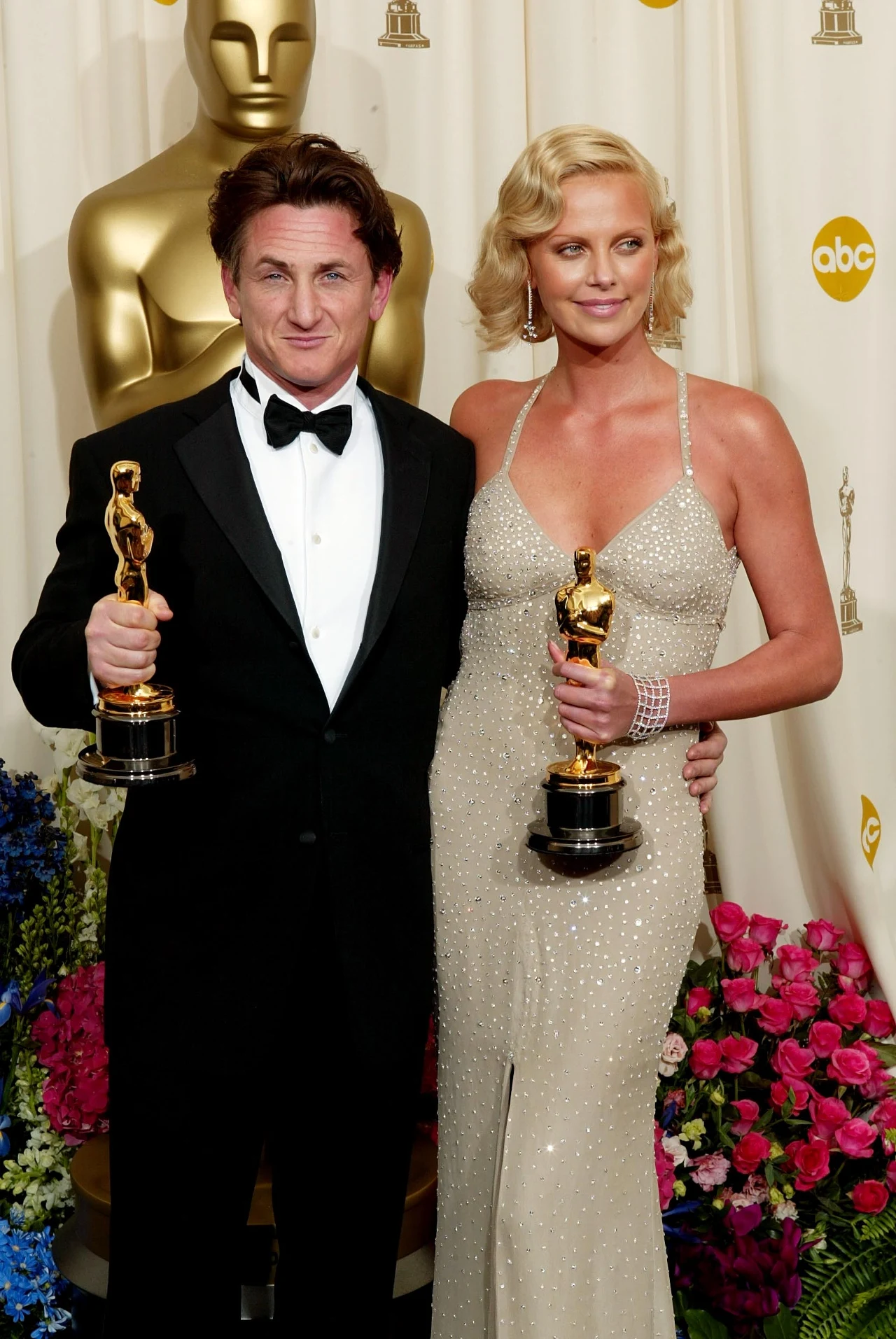 Charlize Theron i Sean Penn na gali rozdania Oscarów w 2004 roku Charlize Theron i Sean Penn na gali rozdania Oscarów w 2004 roku