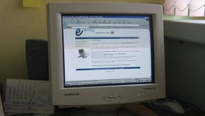 Mężczyzna rozmawiał z kobietą na jednym z komunikatorów internetowych