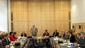 Uczestnicy spotkania. Przemawia Prezydent Landtagu Nadrenii Palatynatu - Joachim Mertes