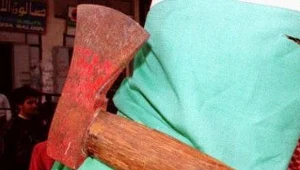 Zaatakował strażników siekierą i butelką z benzyną