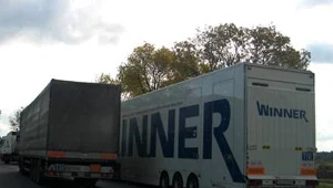 W Mostkach znajduje się stacja benzynowa, a przy niej duży  parking dla samochodów ciężarowych