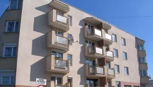 Mężczyzna wspinał się po balkonach