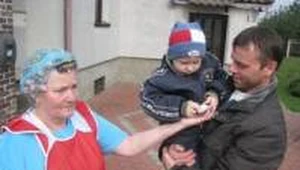 Helena Medyńska oraz Grzegorz Lewoniewski (z synem Olivierem) są zbulwersowani zachowaniem księdza