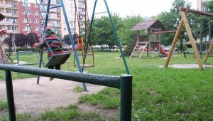 Nowe wyposażenie placów zabaw w Łomży