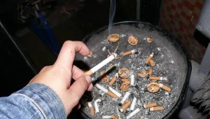 Z boiska regularnie usuwane są niedopałki papierosów. /fot. T. Piekarski