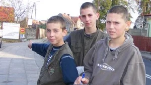 Młodzi chłopcy zachowali się jak dorośli bohaterowie.