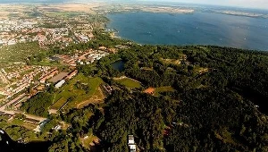 Z lotu ptaka - Giżycko i jezioro Niegocin/fot. fot. Krzysztof Butkiewicz