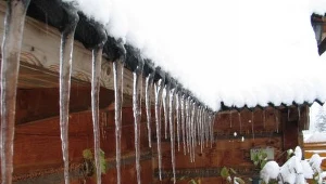 Uwaga na nawisy śnieżne i sople