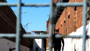 Otworzył więźniarkę... długopisem