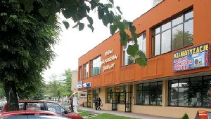 Dziecko pozostawiono w aucie w pobliżu centrum handlowego Jubilat / fot. Damian Krzanowski