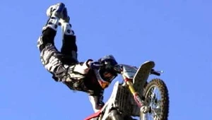 Kaskaderzy na stadionie w Suwałkach