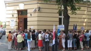 Protesty przed NFZ w trzech województwach