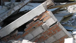 Runęła ściana. Gruz przygniótł dwie osoby