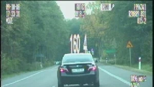 Wideorejestrator wskazuje prękość pędzącego mercedesa.
