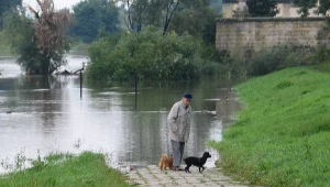 Na południu Polski wzbierają rzeki