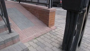 Podjazd dla inwalidów - nie dla inwalidów / fot. Krzysztof Kot