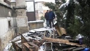 Resztki zwęglonych mebli wyrzucono z mieszkania.