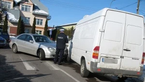 Uciekał skradzionym mercedesem