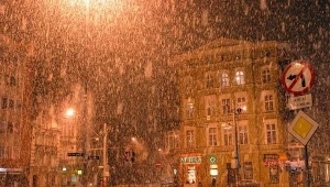 Nocne opady śniegu znacznie pogorszyły warunki na drogach  / fot. R. Witczak