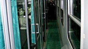 Wyszedł przez okno pędzącego pociągu