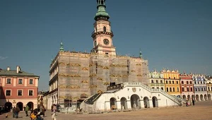 Zamość: Rozbierają Ratusz ze schodów