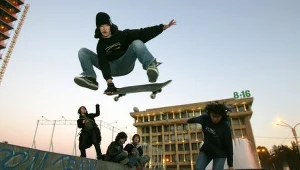 Skatepark to plac z różnymi rodzajami przeszkód