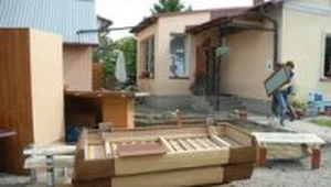 Nowe meble trzeba wyrzucić na śmietnik/fot. Bogdan Myśliwiec