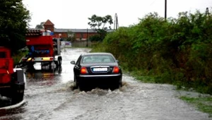 Intensywne opady deszczu powodują liczne utrudnienia na drogach
