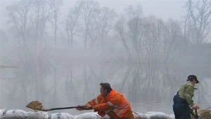Nieustannie trwa praca przy wałach.