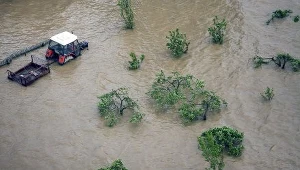 50 domów jest pod wodą, właściciele kilkunastu pozostałych wciąż próbują ratować co się da