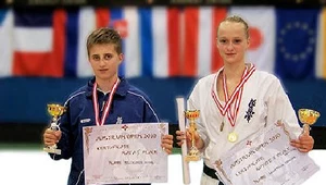 Zawodnicy Krośnieńskiego Klubu Kyokushin Karate prezentują zdobyte medale